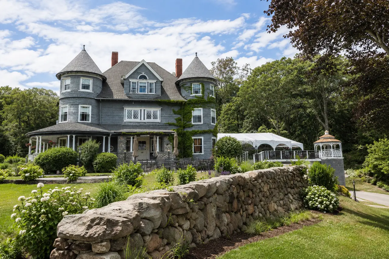 Castle Manor Inn property exterior