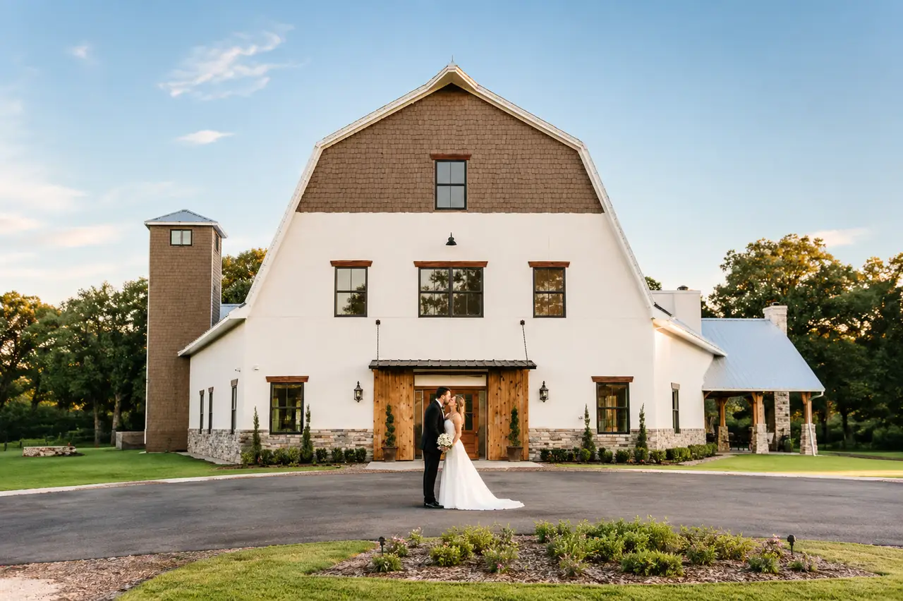 Oak + Ivy bride groom kiss