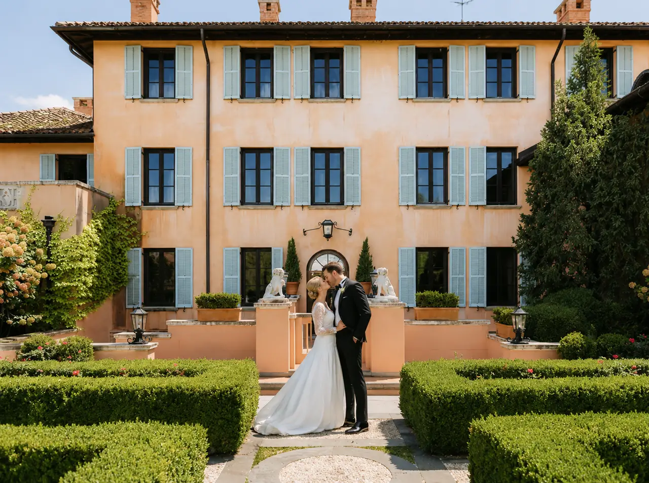 Glenmere Mansion bridal portrait in courtyard