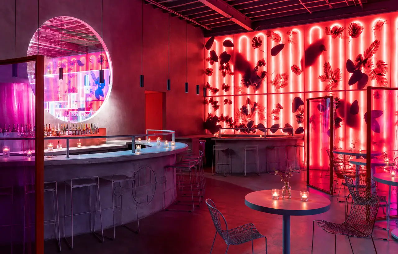 Wandering Barman pink room
