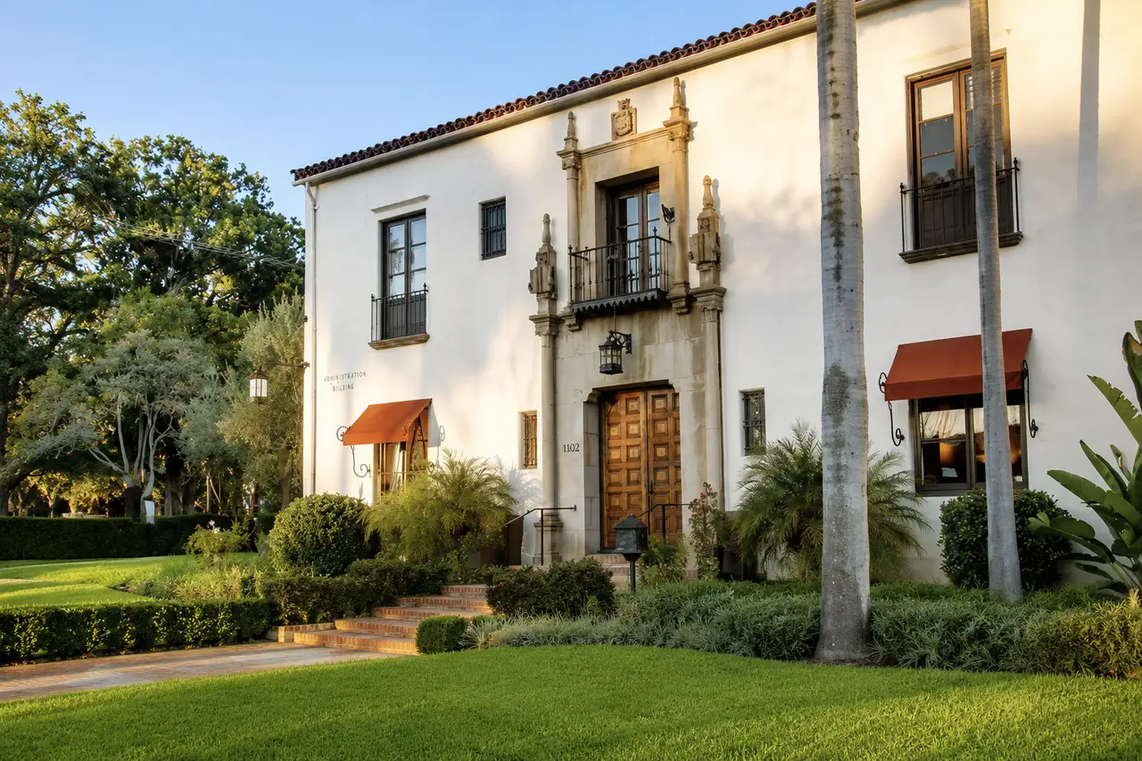 The Riviera Mansion property exterior