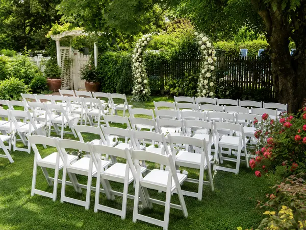 Dan'l Webster Inn & Spa garden ceremony